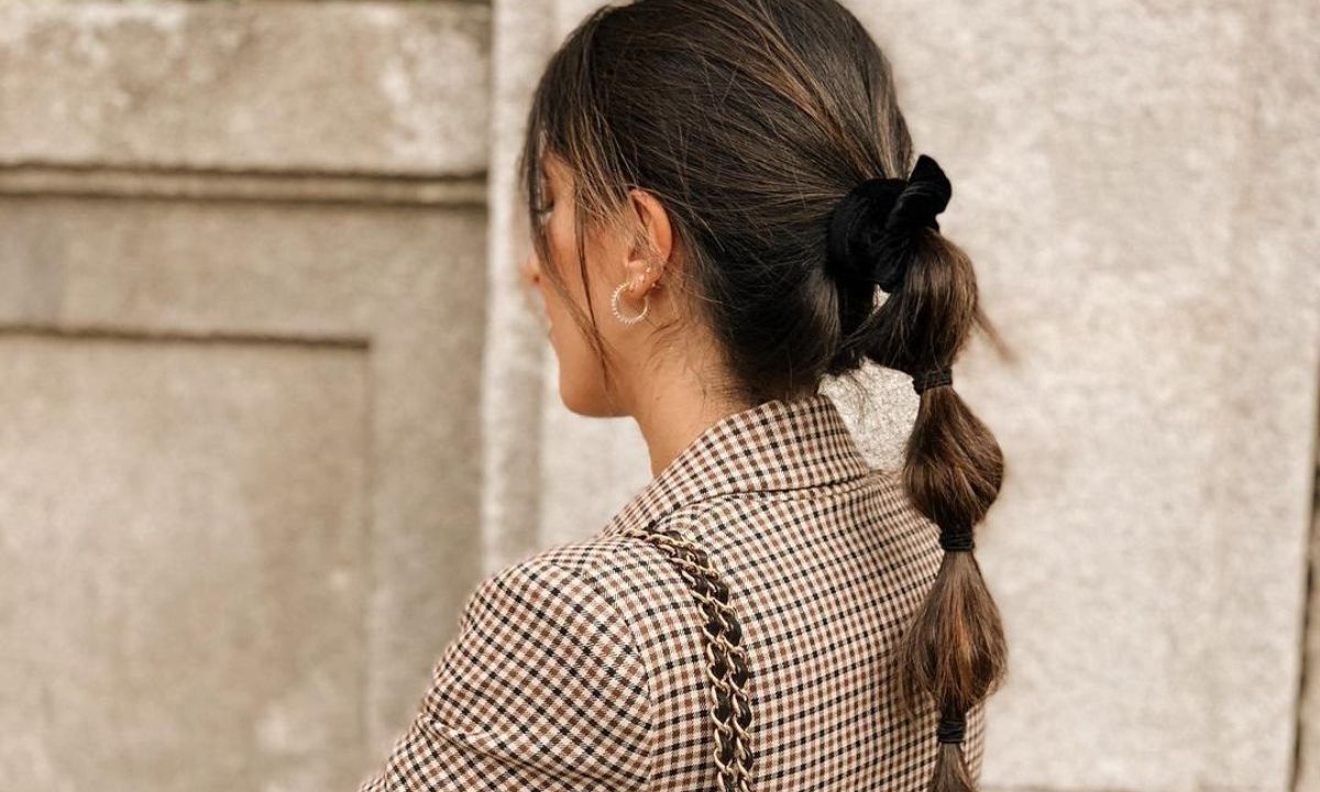 Η bubble ponytail είναι ξανά trend για τα φθινοπωρινά χτενίσματα