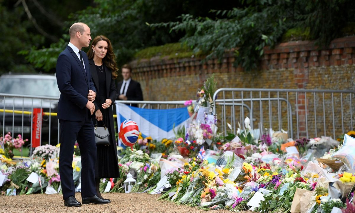 Kate Middleton: Βοήθησε 8χρονη μαθήτρια να αφήσει ένα λούτρινο στη βασίλισσα Ελισάβετ