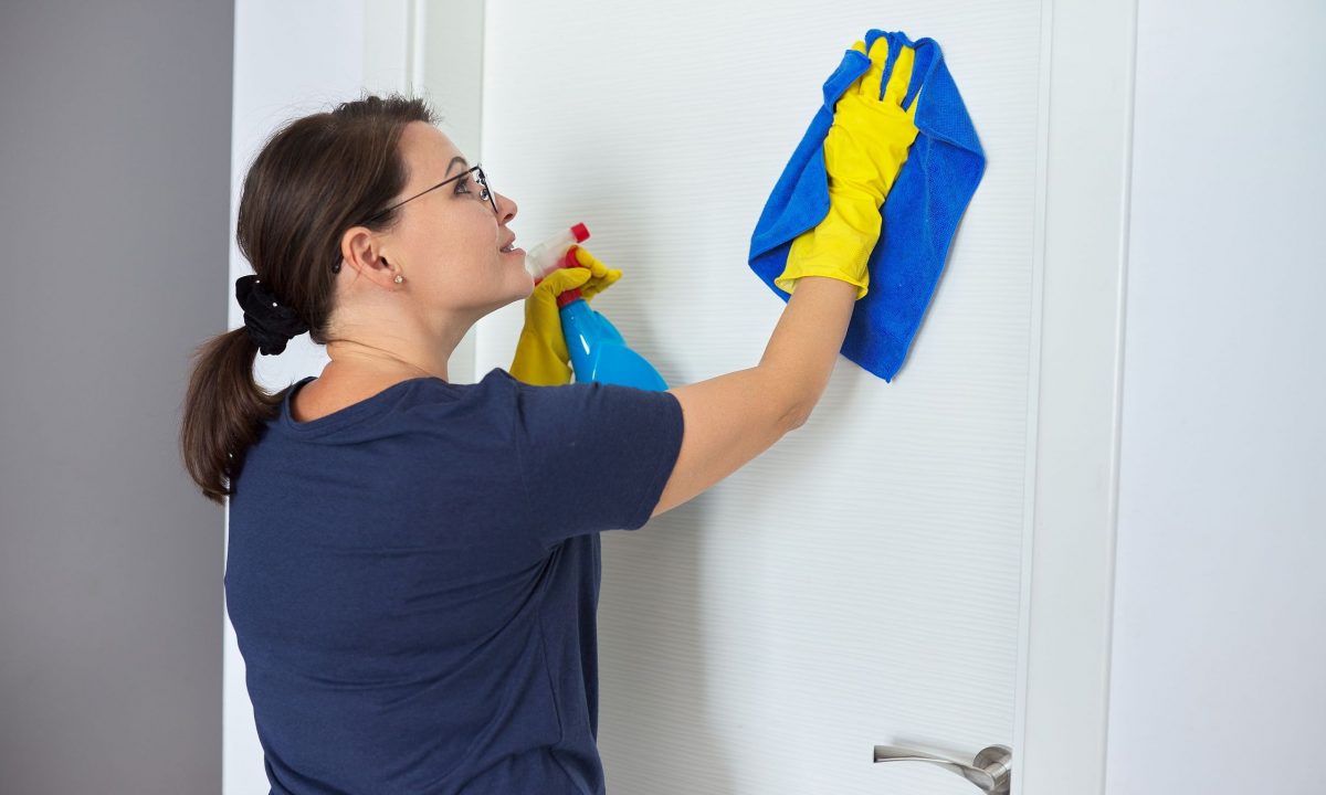 Tips για μαμάδες: Πώς να καθαρίσετε τις ξύλινες πόρτες του σπιτιού - Πέντε απλά βήματα