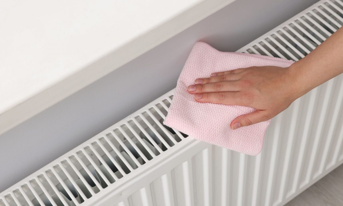 Tips για μαμάδες: Καθαρίστε τα καλοριφέρ από σκόνη και βρωμιές σε τέσσερα βήματα