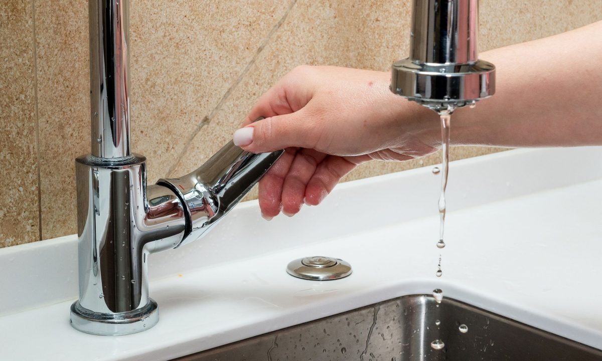 Tips για μαμάδες: Πώς να καθαρίσετε το στόμιο της βρύσης εύκολα και αποτελεσματικά