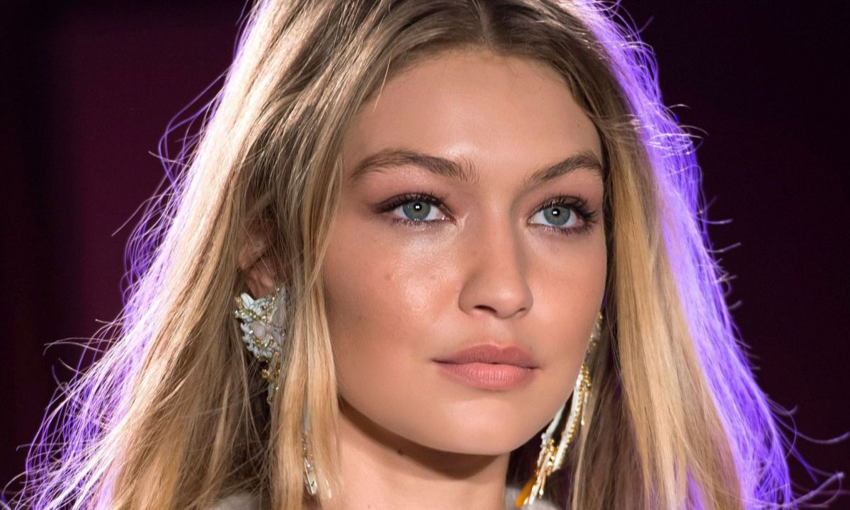 Τα 10 καλύτερα highlighters για λαμπερό look πρωί και βράδυ