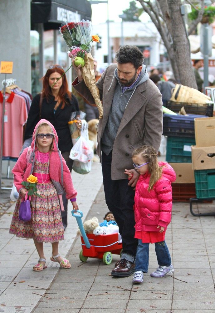 Ο Ben Affleck συμβουλεύεται τις κόρες του τι λουλούδια να πάρει στην μαμά Jennifer Garner!