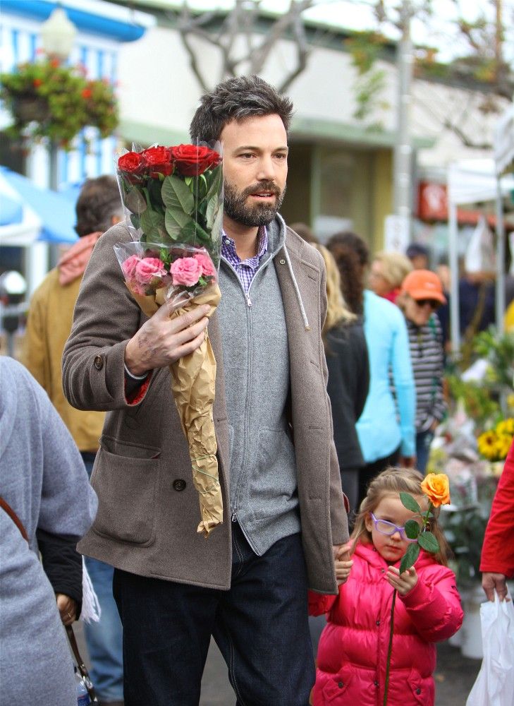 Ο Ben Affleck συμβουλεύεται τις κόρες του τι λουλούδια να πάρει στην μαμά Jennifer Garner!