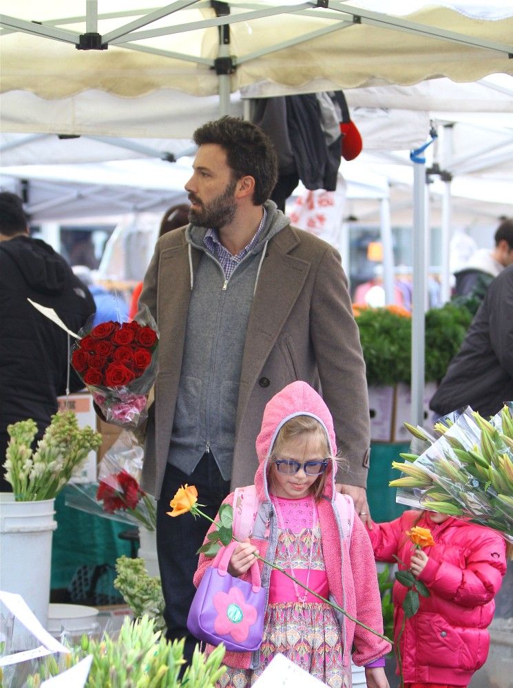 Ο Ben Affleck συμβουλεύεται τις κόρες του τι λουλούδια να πάρει στην μαμά Jennifer Garner!