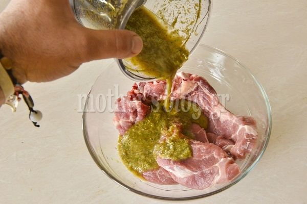 Νοστιμιές! Χοιρινές μπριζόλες με τζίντζερ, μέλι και σάλτσα σόγιας από τον Γιώργο Γεράρδο