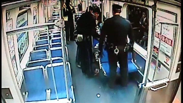 Απίστευτο! Γέννησε σε βαγόνι τρένου με τη βοήθεια δύο αστυνομικών! (εικόνες)
