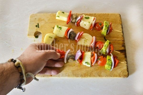Σουβλάκια λαχανικών με χαλούμι και δυόσμο, από το Γιώργο Γεράρδο!