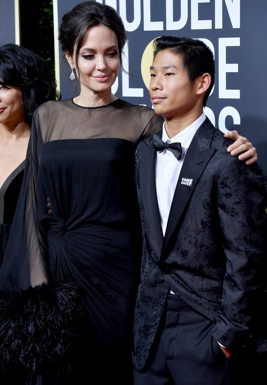 Ποιος είναι ο νεαρός που συνόδευσε την Angelina Jolie στο κόκκινο χαλί