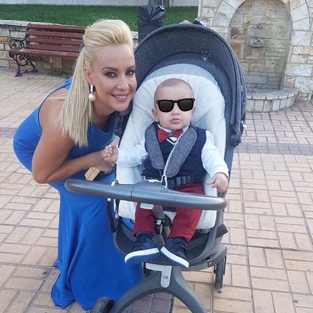 Γιος Ελληνίδας παρουσιάστριας προσπαθεί να το σκάσει από την κούνια του (pic)