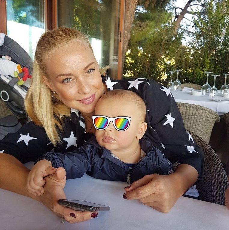 Γιος Ελληνίδας παρουσιάστριας προσπαθεί να το σκάσει από την κούνια του (pic)