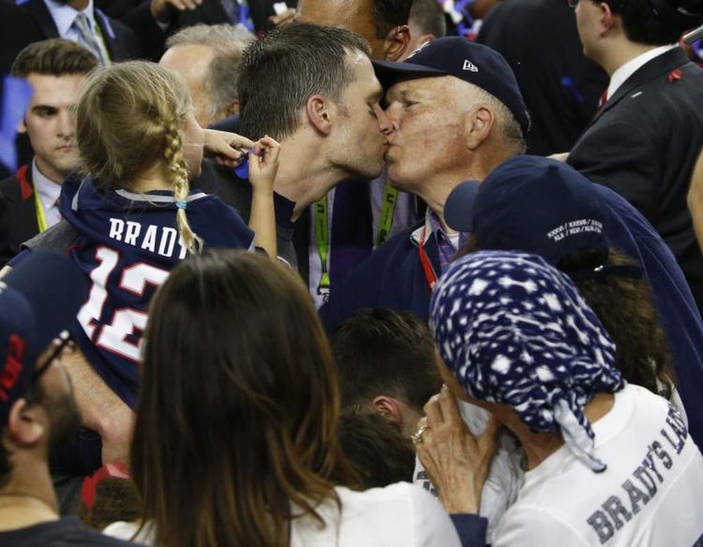 Ο σύζυγος της Gisele φιλά στο στόμα τον 11χρονο γιο του, προκαλώντας θύελλα αντιδράσεων (pics)