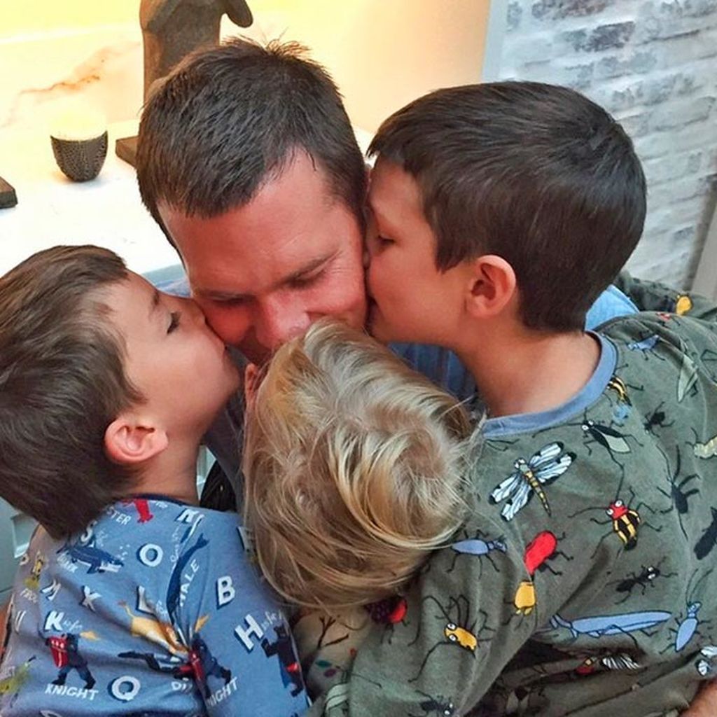 Ο σύζυγος της Gisele φιλά στο στόμα τον 11χρονο γιο του, προκαλώντας θύελλα αντιδράσεων (pics)
