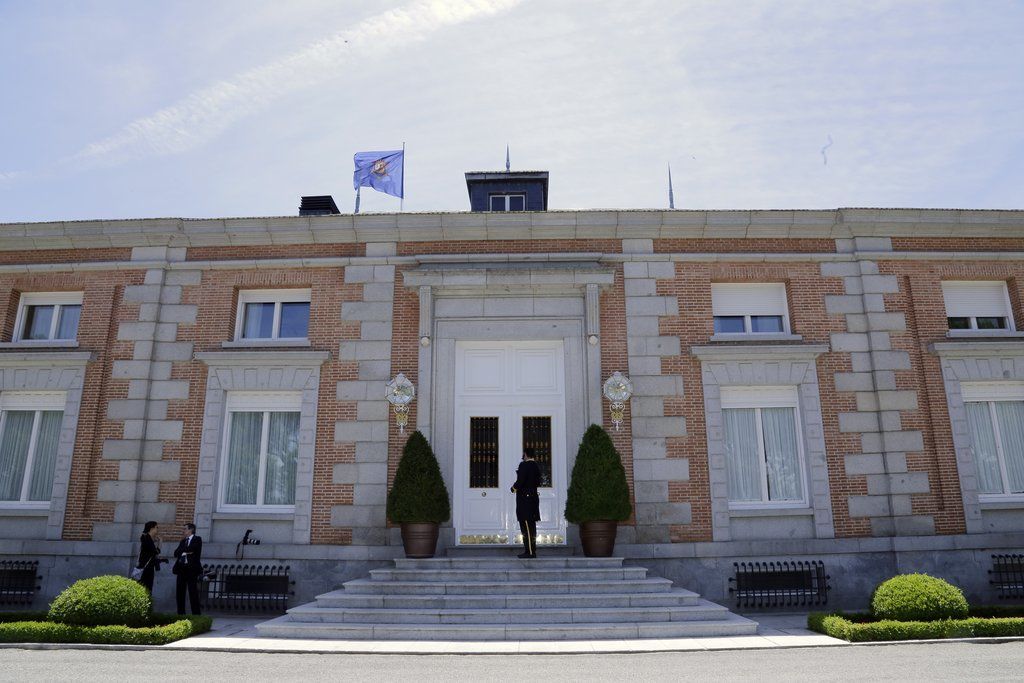 Zarzuela Palace /
Η επίσημη κατοικία του βασιλιά και της βασίλισσας είναι το παλάτι Zarzuela, το οποίο βρίσκεται στο συγκρότημα El Pardo λίγο έξω από τη Μαδρίτη.