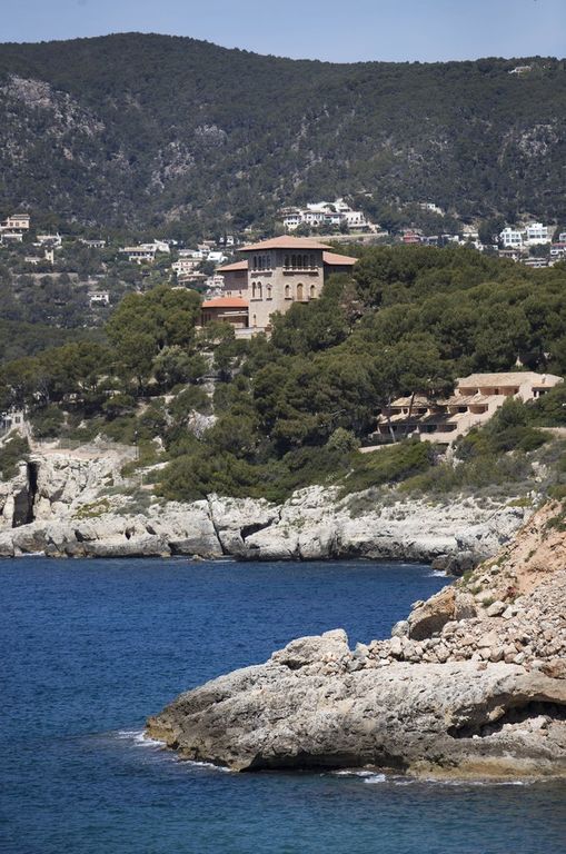 Η ζωή στο νησί /
Το σπίτι χτίστηκε το 1925 και ανήκε στον Ελληνο-Αιγύπτιο ζωγράφο Ιωάννη Σαριδάκη και ονομαζόταν αρχικά το παλάτι του Σαριδάκη, αλλά μετά το θάνατό του μεταβιβάστηκε στη βασιλική οικογένεια το 1975 και μετονομάστηκε σε The Marivent Pal
