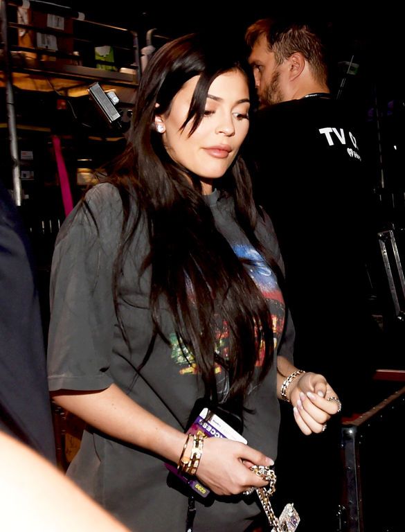 Kylie Jenner: Η 20χρονη ετεροθαλής αδερφή της Kim Kardashian δεν έκανε καμία επίσημη εμφάνιση κατά τη διάρκεια της εγκυμοσύνης. Οι μόνες φωτογραφίες που οι φωτογράφοι κατάφεραν να εξασφαλίσουν ήταν με φαρδιά t-shirts.
