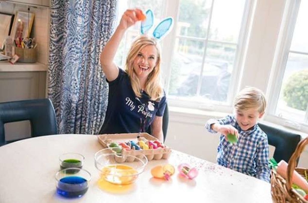 Η Reese Witherspoon με το γιο της βάφουν τα αυγά
