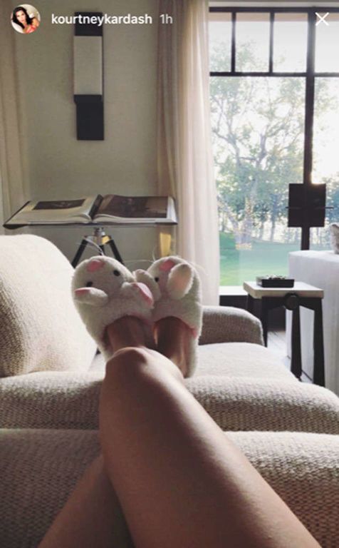 Η Kourtney Kardashian τίμησε το πασχαλινό λαγουδάκι μέχρι και στις παντόφλες της