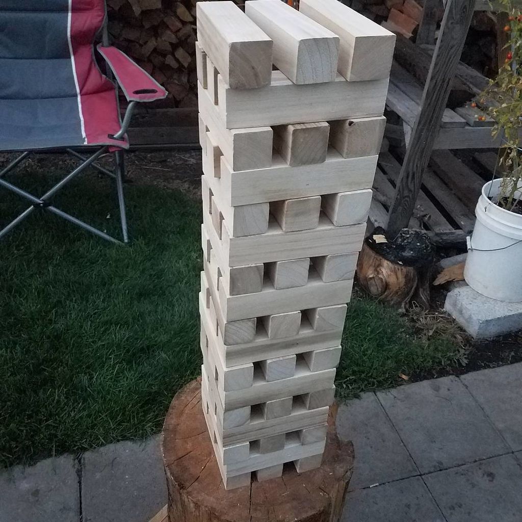 Jenga:΅Παίζουν ένα μεγάλο Jenga