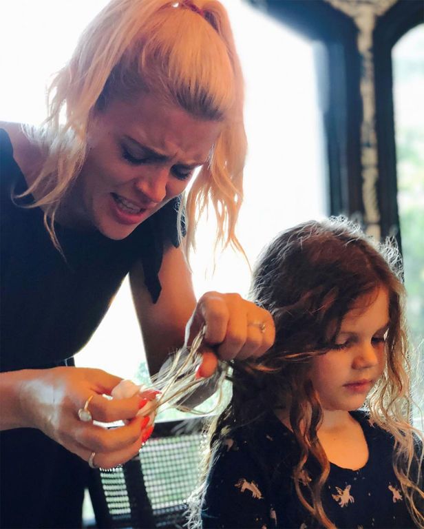 Η Busy Philipps αποτύπωσε τον πανικό που της προκάλεσε μια τσίχλα στα μαλλιά της κόρης της "Ωραίο να παίζουμε μαζί αρκεί να μη συμβαίνουν αυτά!" έγραψε στη δημοσίευσή της.
