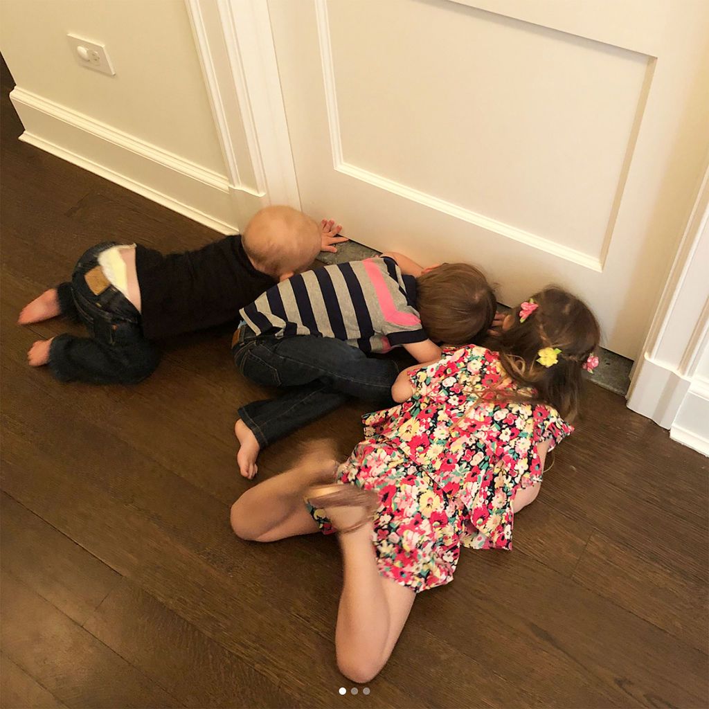 Η Hilaria Baldwin δημοσίευσε αυτό το άκρως χιουμοριστικό στιγμιότυπο στον προσωπικό της λογαριασμό γράφοντας "Όταν με δυσκολία έχεις το προνόμιο να πηγαίνεις στο μπάνιο μόνη σου.."