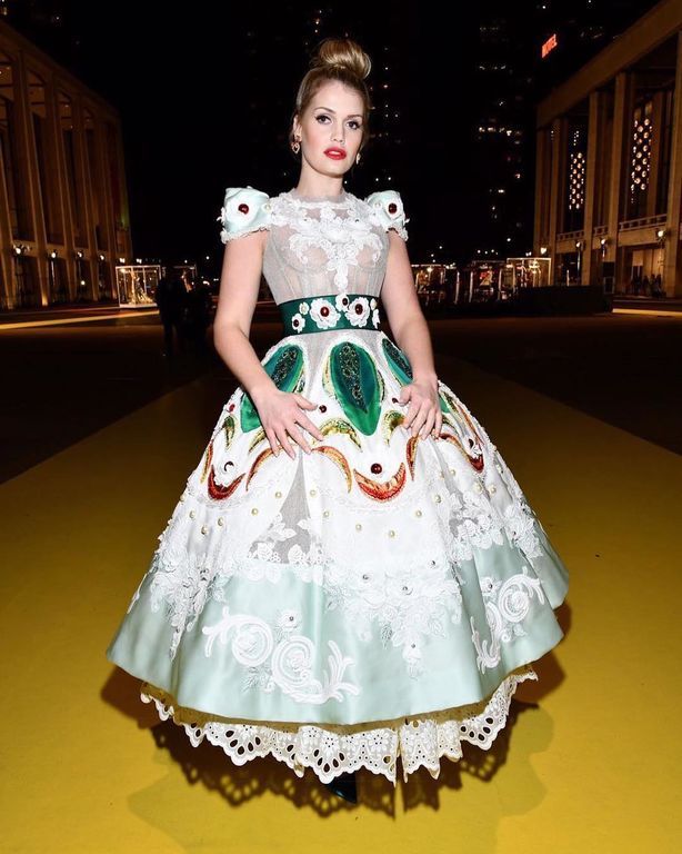 Lady Kitty Spencer: Μάθαμε τα πάντα για την ανιψιά της Diana που «έκλεψε» τις εντυπώσεις στον γάμο