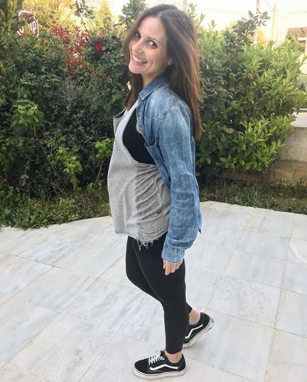Η Ελληνίδα παρουσιάστρια ποζάρει με φουσκωμένη κοιλίτσα και αναρωτιέται πότε θα γεννήσει (pic)