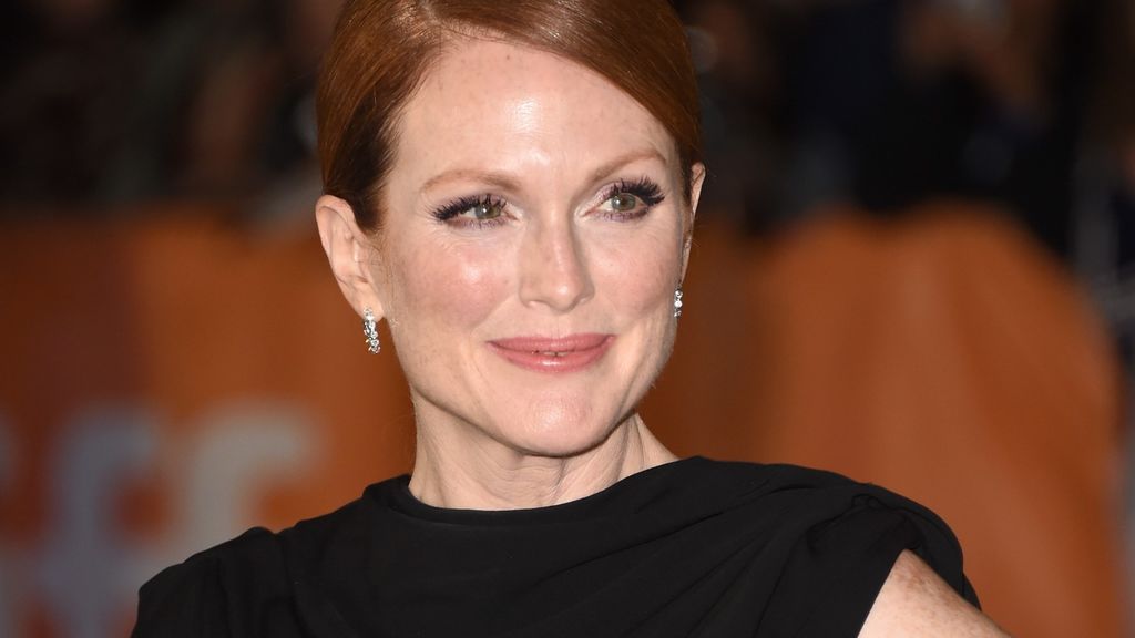 Η Julianne Moore γέννησε την κόρη της στο σπίτι