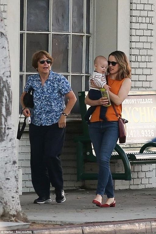 H Rachel Mc Adams εμφανίζεται για πρώτη φορά με τον 5μηνο γιο της ενώ βολτάρει στο Los Angeles