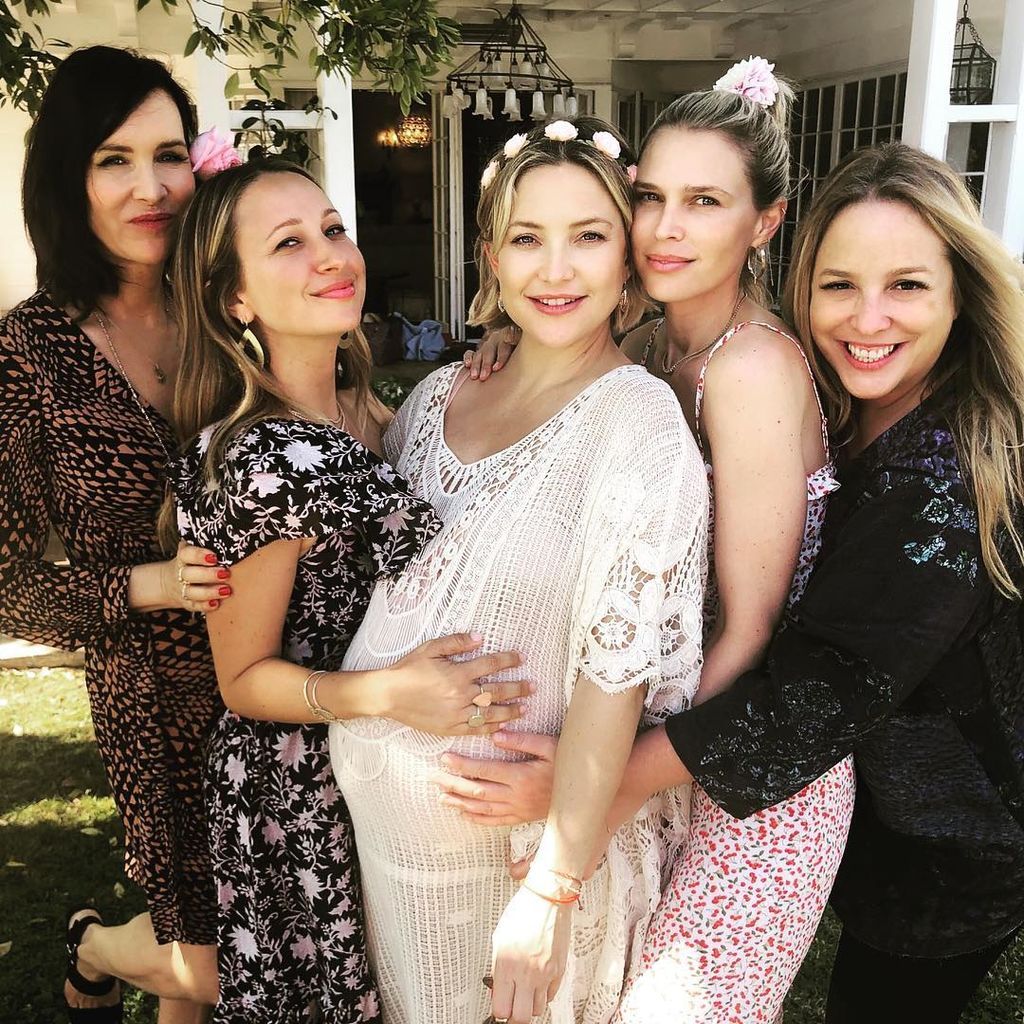Kate Hudson: Το υπέρλαμπρο ροζ baby shower πάρτι λίγο πριν την άφιξη της κόρης τους (pics)