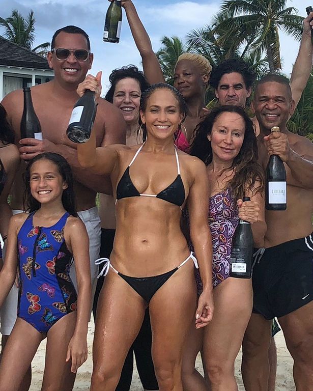 Jennifer Lopez: Δύσκολο να πιστέψεις ότι είναι 49 ετών βλέποντας αυτές τις φωτογραφίες της (pics)