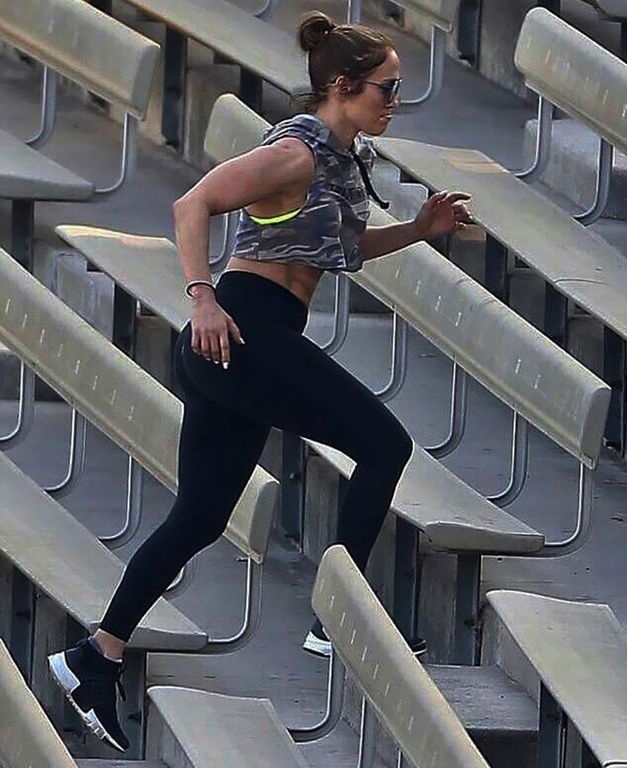 Jennifer Lopez: Δύσκολο να πιστέψεις ότι είναι 49 ετών βλέποντας αυτές τις φωτογραφίες της (pics)