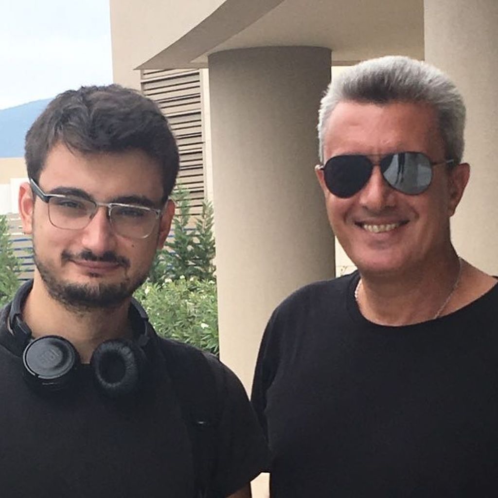 Νίκος Χατζηνικολάου: Ο γιος του Αλέξανδρος στόλισε το Χριστουγεννιάτικο δέντρο (pics)