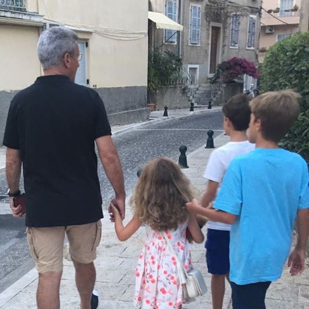 Νίκος Χατζηνικολάου: Ο γιος του Αλέξανδρος στόλισε το Χριστουγεννιάτικο δέντρο (pics)