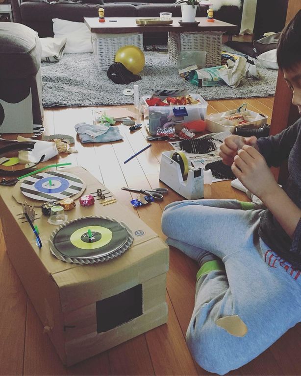 Αυτοσχέδιος Dj: Μικρός Ιάπωνας έφτιαξε τη δική του μουσική κονσόλα από χαρτόνι (pics)