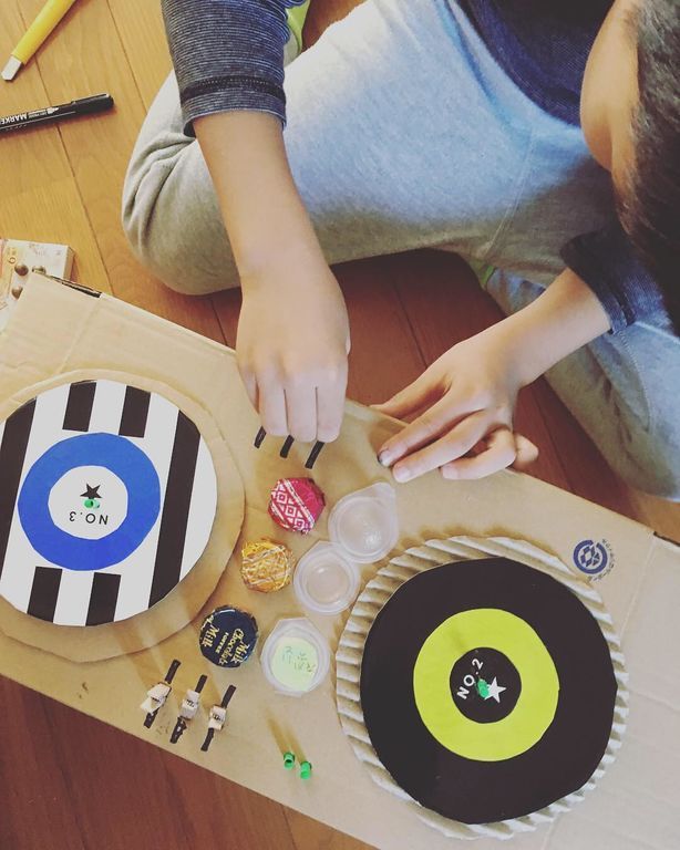 Αυτοσχέδιος Dj: Μικρός Ιάπωνας έφτιαξε τη δική του μουσική κονσόλα από χαρτόνι (pics)
