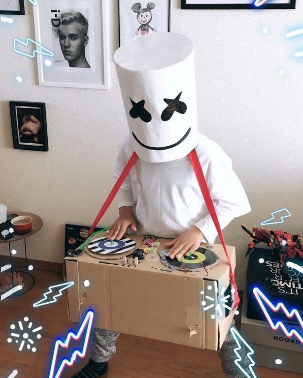 Αυτοσχέδιος Dj: Μικρός Ιάπωνας έφτιαξε τη δική του μουσική κονσόλα από χαρτόνι (pics)