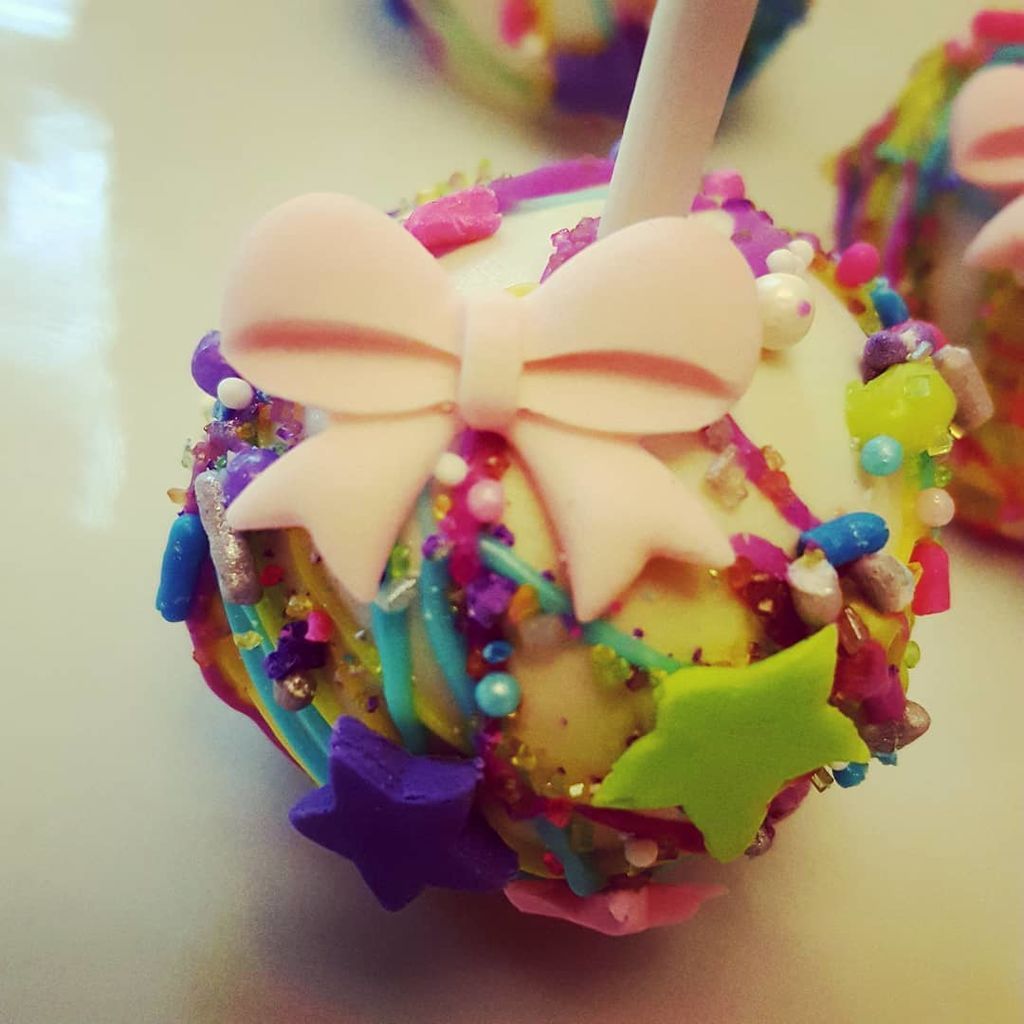 Η καλύτερη συνταγή για θεϊκά cake pops είναι αυτή (pics+vid)