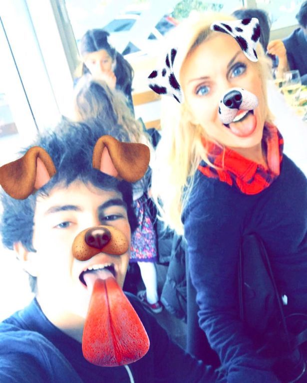 Ελένη Μενεγάκη: «#elenimenegaki @aggelos_latsios #happymoment #motherandson»