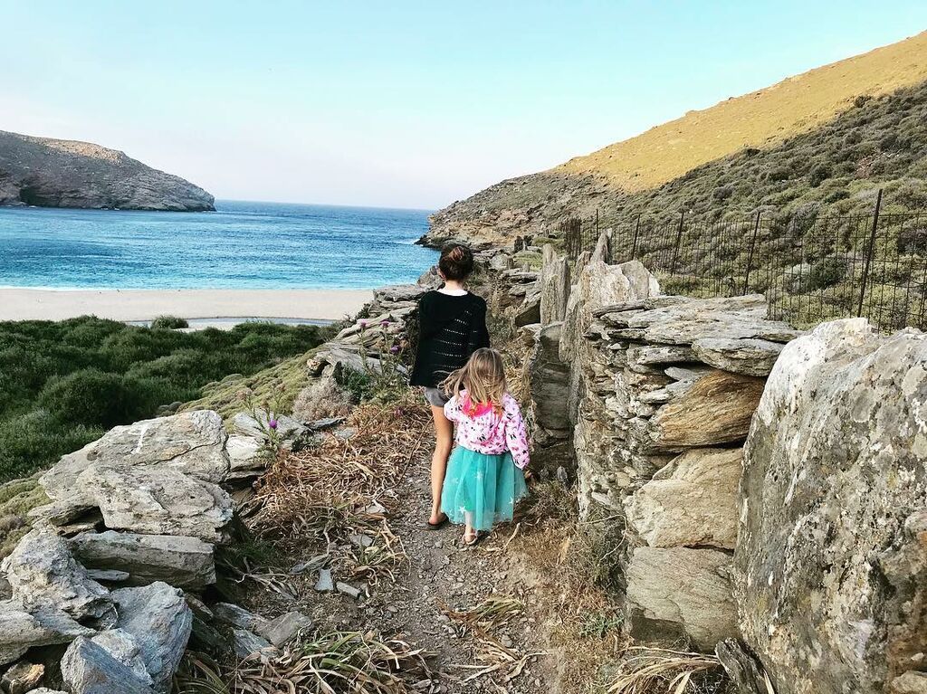 Ελένη Μενεγάκη: 4 φορές που τα παιδιά της την ενόχλησαν κατά τη διάρκεια της εκπομπής (vid+pics)