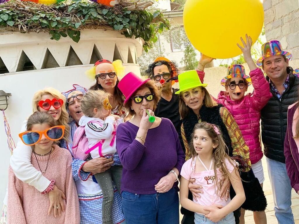 Η οικογενειακή φωτογραφία της Ελένης Μενεγάκη με αφορμή τα Κούλουμα (pic)