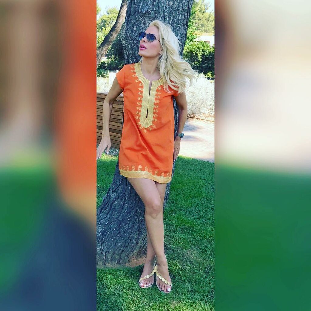 Δέκα φορές που η μαμά Ελένη φόρεσε μίνι και προκάλεσε «εγκεφαλικά»