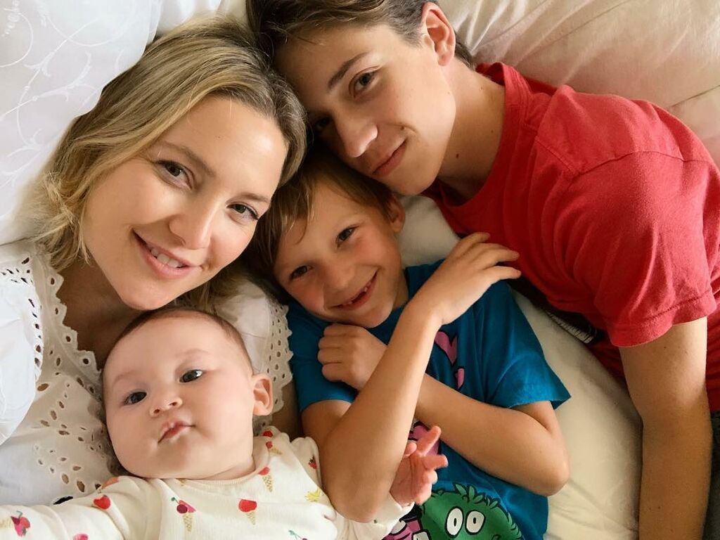 Kate Hudson: Δημοσίευσε για πρώτη φορά φωτογραφία και των τριών παιδιών της (pics)