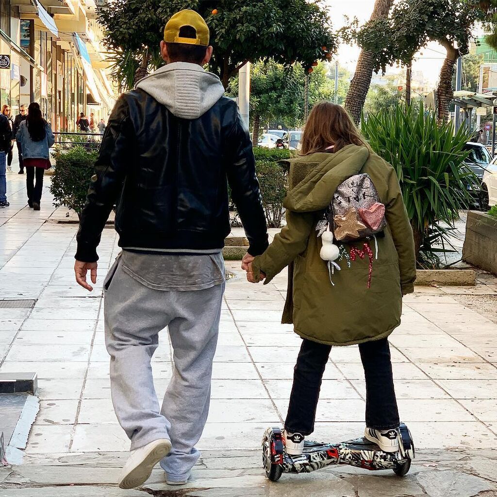 Βόλτα με την κόρη του Ελενα