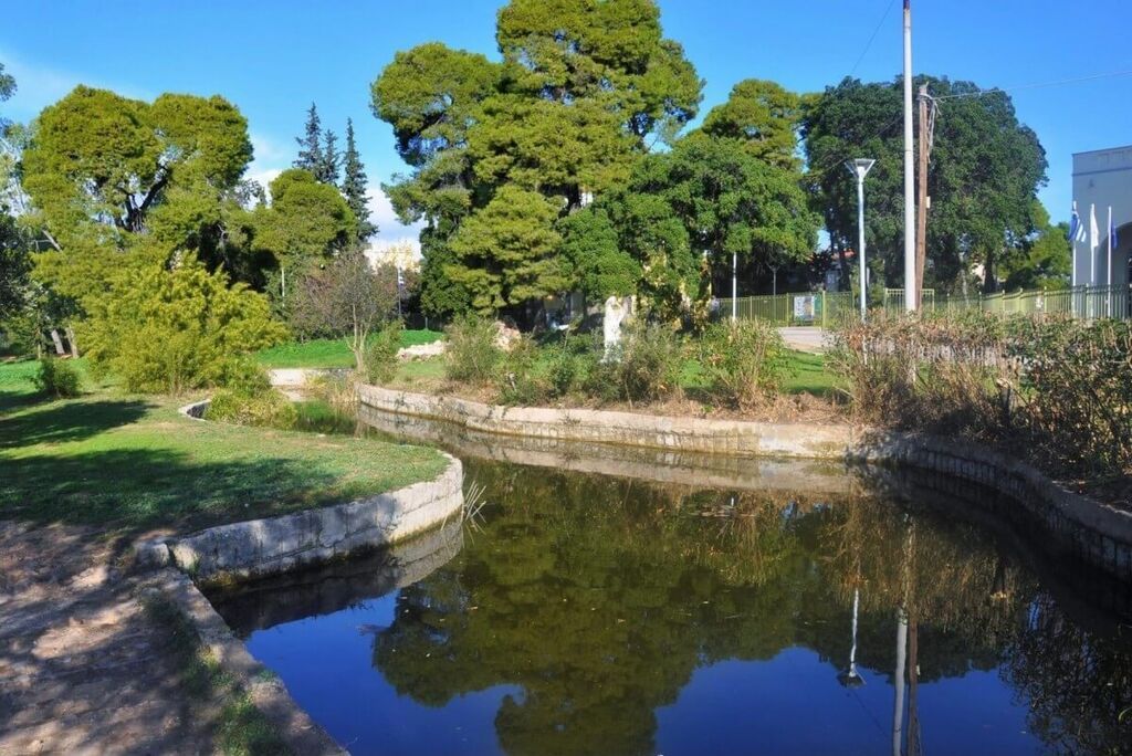 Τις λίμνες του Δάσους. Το Δασόκτημα Συγγρού πέρα από την Δασική του έκταση η οποία μετρά τα 750 στρ., περιλαμβάνει και 2 γραφικές λίμνες που αποτελούν το υγρό στοιχείο του Δασοκτήματος που ολοκληρώνει την εικόνα του. Στις λίμνες με χαρά θα συναντήσετε και