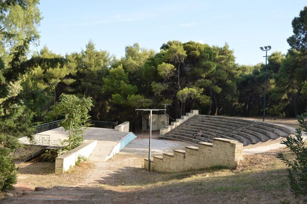 Το Θεατράκι του Δάσους. Ένα μικρό αρχαίο θέατρο βρίσκεται ανάμεσα στα σχολεία του Δασοκτήματος. Ένα θέατρο ιδιαίτερο, που ξεχωρίζει σε συμμετρία και ομορφιά.