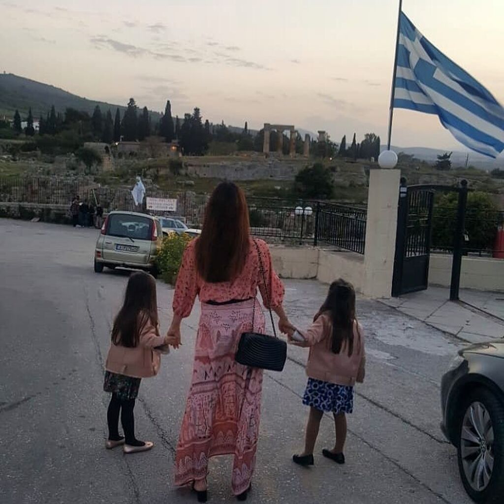 Η Σταματίνα Τσιμτσιλή με τις δύο κόρες της Νάγια και Μαίρη