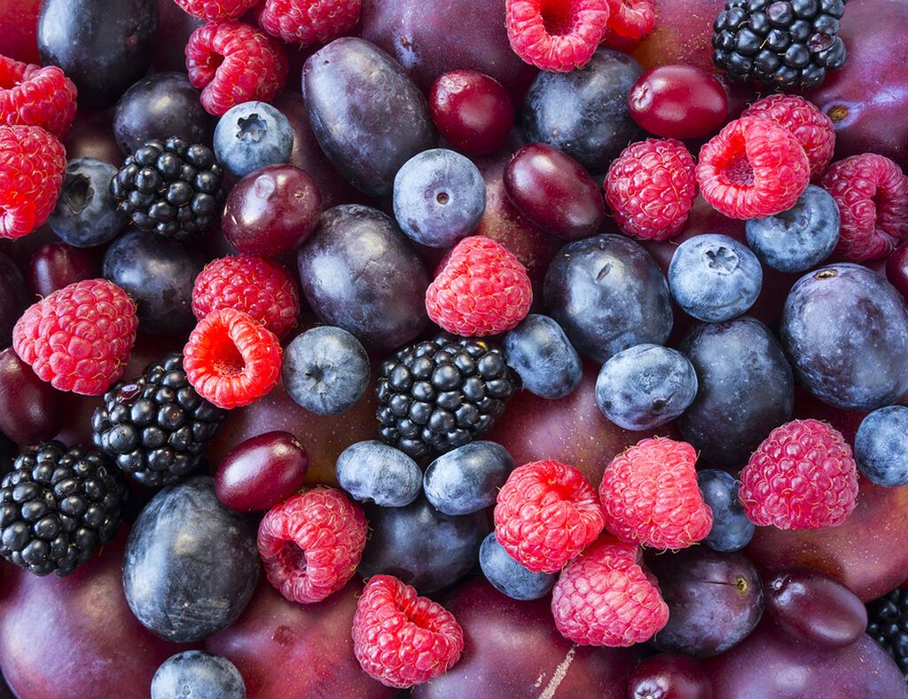 Berries: Όλα τα φρούτα που ανήκουν σε αυτήν την κατηγορία θα σας βοηθήσουν στο σύμπτωμα της δυσκοιλιότητας που συνηθίζεται στο πρώτο τρίμηνο