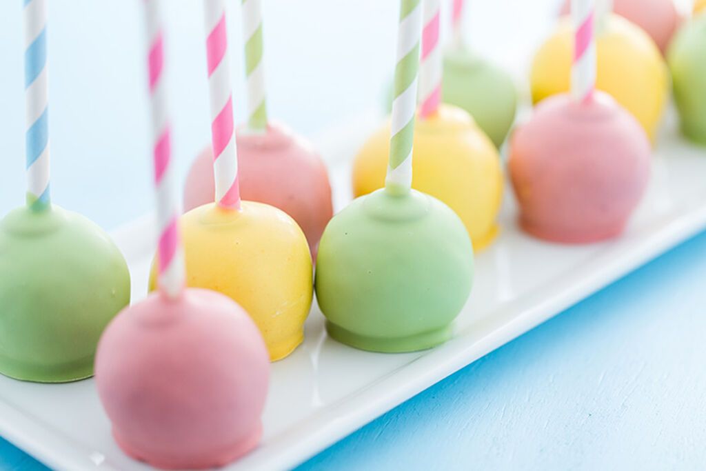 Πολύχρωμα cake pops που θα εντυπωσιάσουν μικρούς & μεγάλους