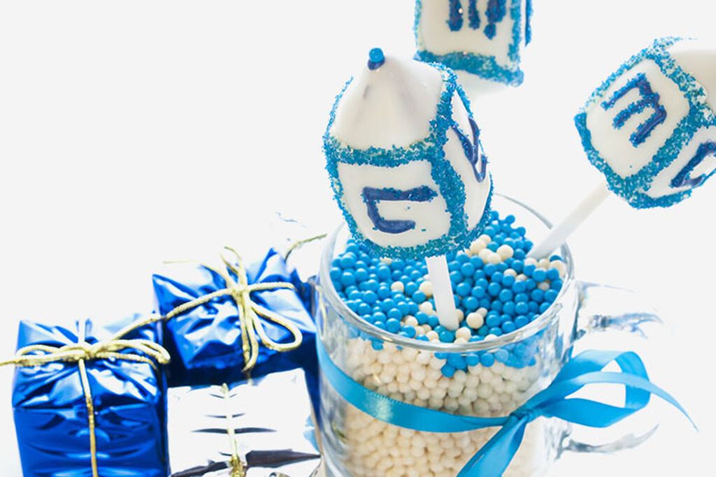 Κάντε τα cake pops σας ακόμα πιο ιδιαίτερα γράφοντας πάνω τους το αρχικό γράμμα του παιδιού σας